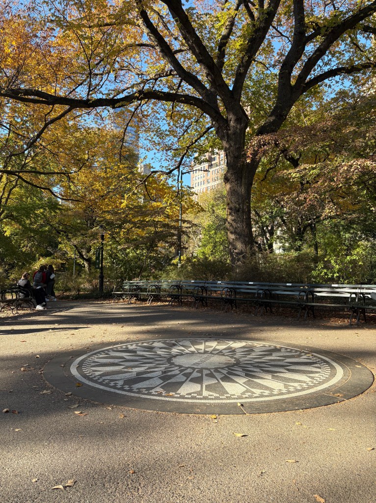 John-Lennon-Gedenkstätte mit "Imagine"-Mosaik im Central Park Manhattan