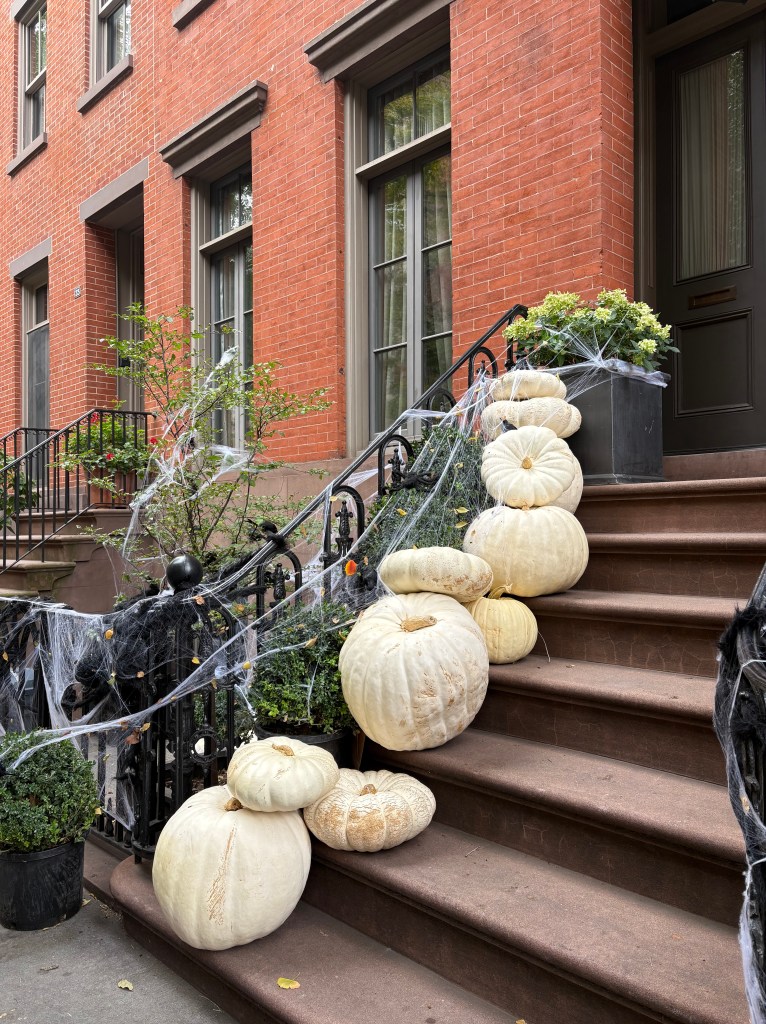 Perry Street NYC Halloween Dekoration