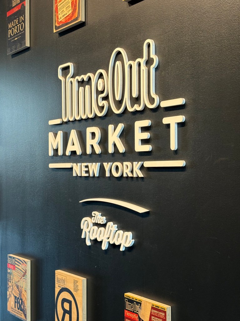 Blick auf die Brooklyn Bridge Time Out Market Rooftop Park