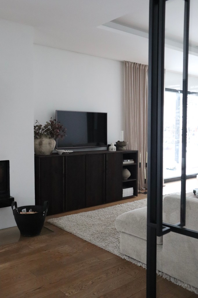 DIY Sideboard aus IKEA IVAR Möbeln im Wohnzimmer, schokobraun lasiert mit offenen Regalböden und Griffleisten aus Holz