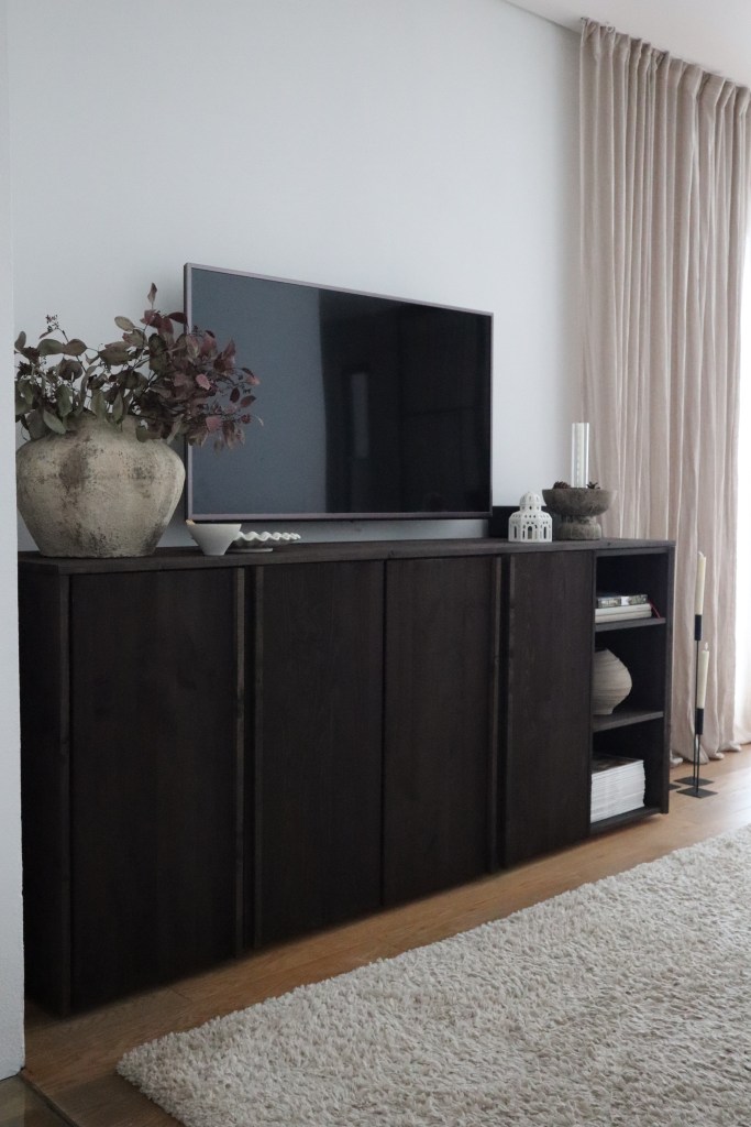 Offenes Regal aus umgebautem IKEA IVA Schrank mit geringerer Tiefe als Teil eines DIY Sideboards