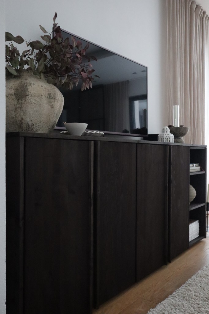 Selbstgemachte Griffleisten aus Restholz an einem DIY IKEA IVAR Sideboard im dunklen Holzlook